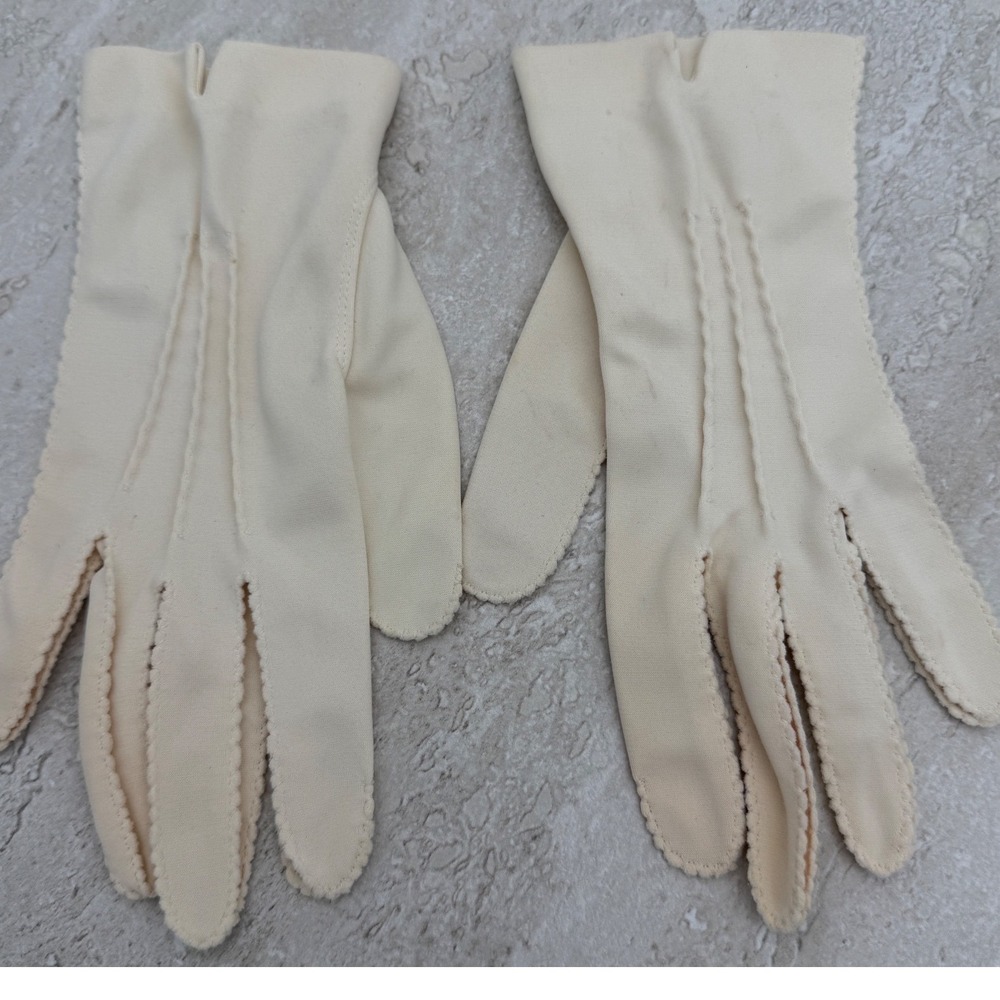 Vintage Cream Scalloped Edge Wrist Length Formal Dress Gloves Creamy Off-White